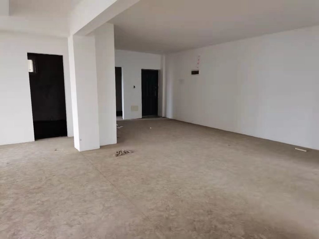 福星城，毛坯大三房，户型方正， 高中都在旁边，楼层超好！