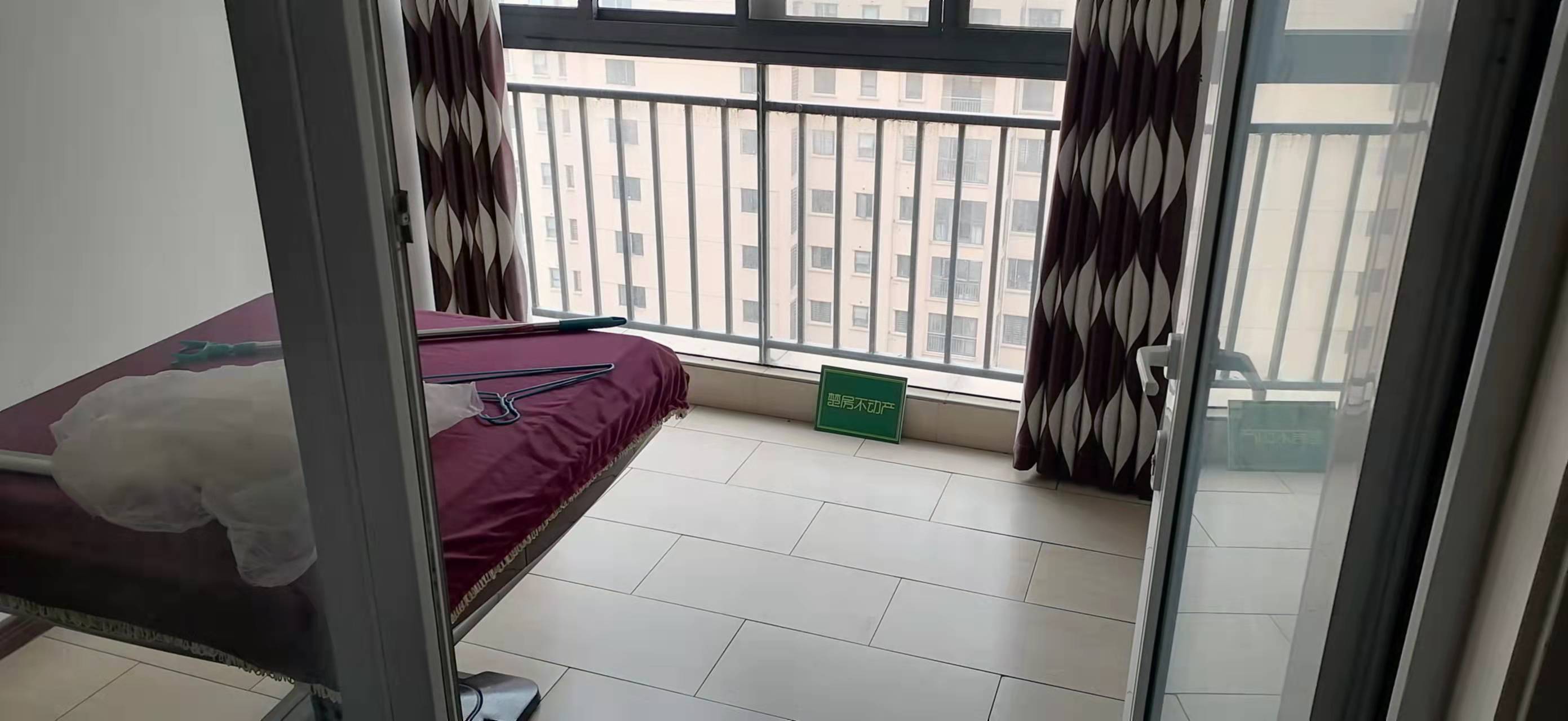 满庭春精装供暖大三房户型方正南北通透，保养的非常好诚心出售满五