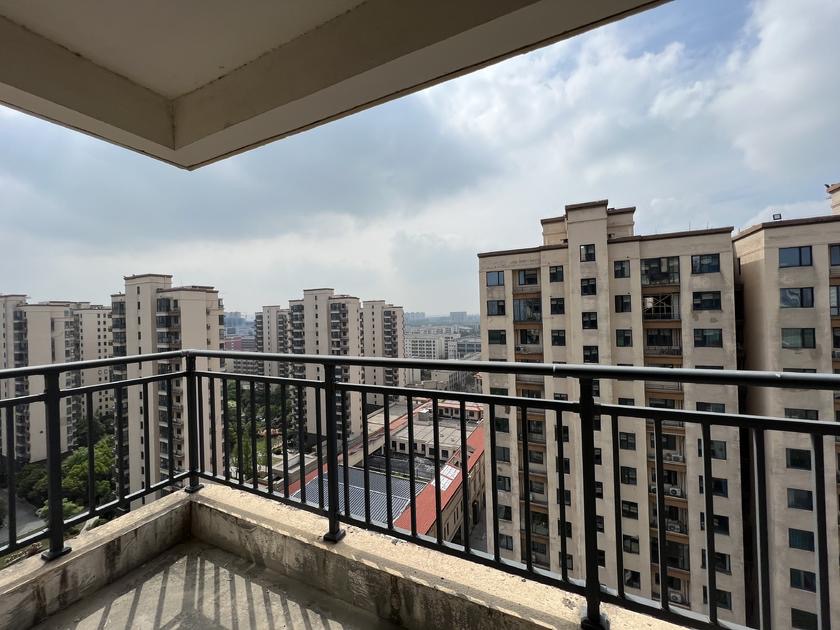 诚心出售，荣怀及第世家 ， 送储藏室，手付6万直接拿下，速度捡漏