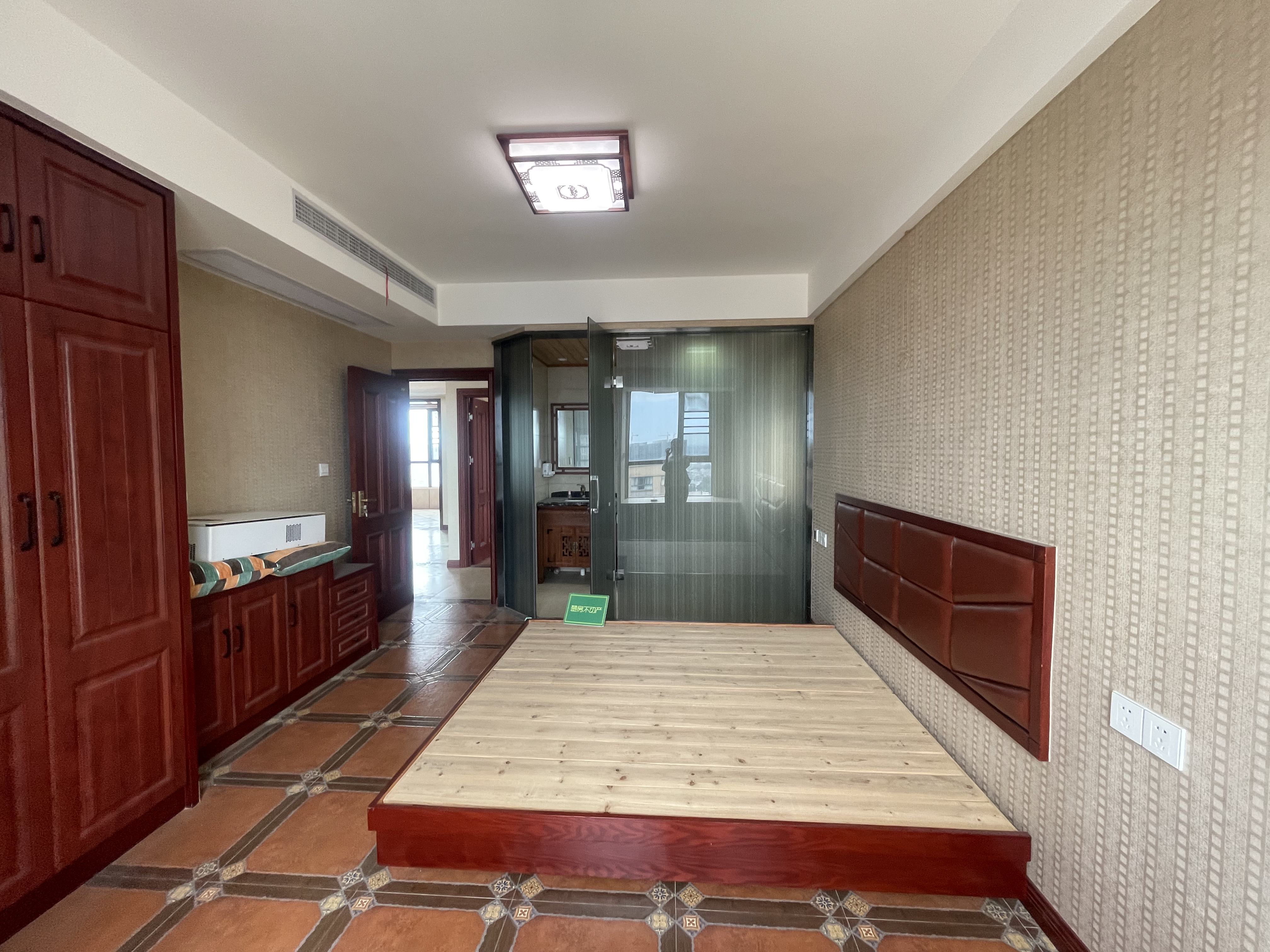 颐和公馆.菜场.大三房.实木装，中央空调.南北通透.满二