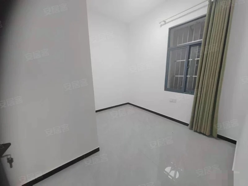 372，养老房，商城附近，四房，证满二，超大院子，停车方便，证满二