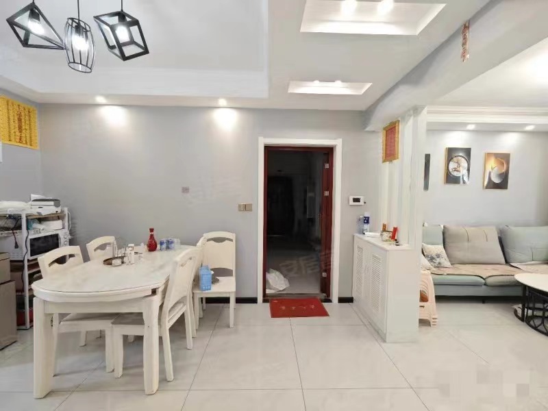 仙桃江滩公园旁，电梯小高层，9.9成新，精装三室两厅两卫，南北通透