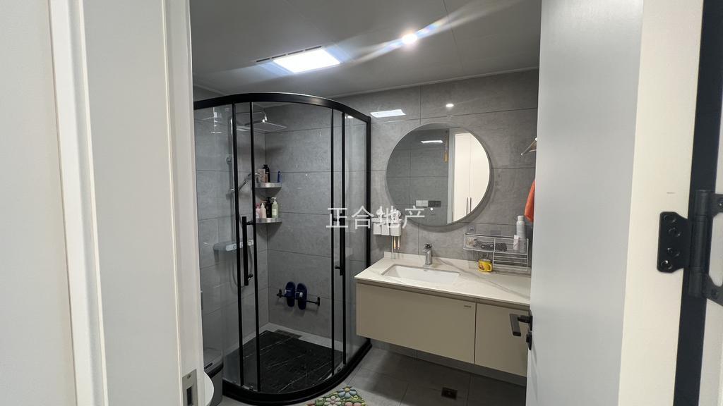 森林国际180平，精装大平层，双湖景，​电梯16楼，全新装修​坐在阳‮可台‬以海钓​