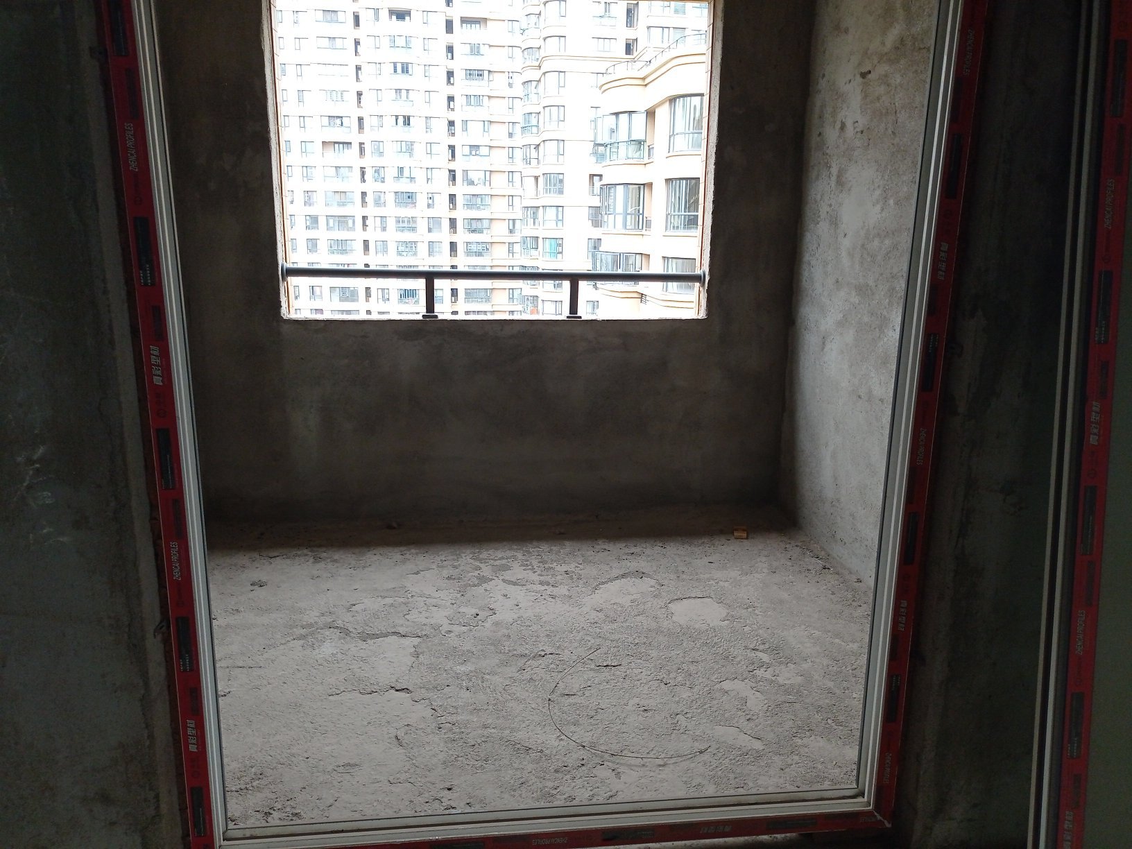 公园旁的家城东公园世家135平毛坯4房76万证件满二有钥匙 看房单价才5600要的速度