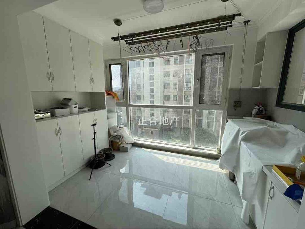 仙桃江滩公园旁，电梯小高层，9.9成新，精装三室两厅两卫，南北通透