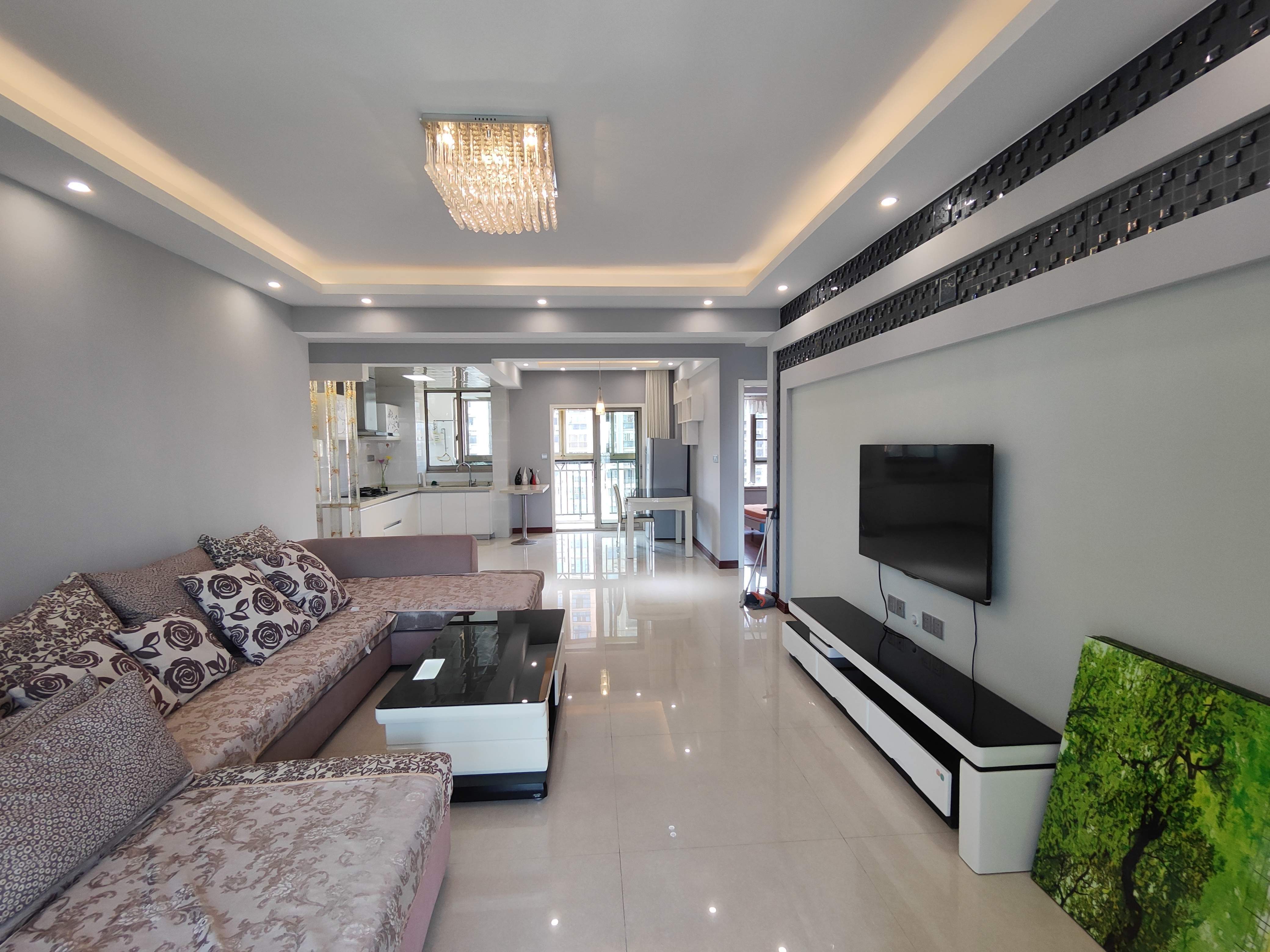 锦绣江山3室2厅2卫  新装修  楼层好 4000多的单价优价出售！