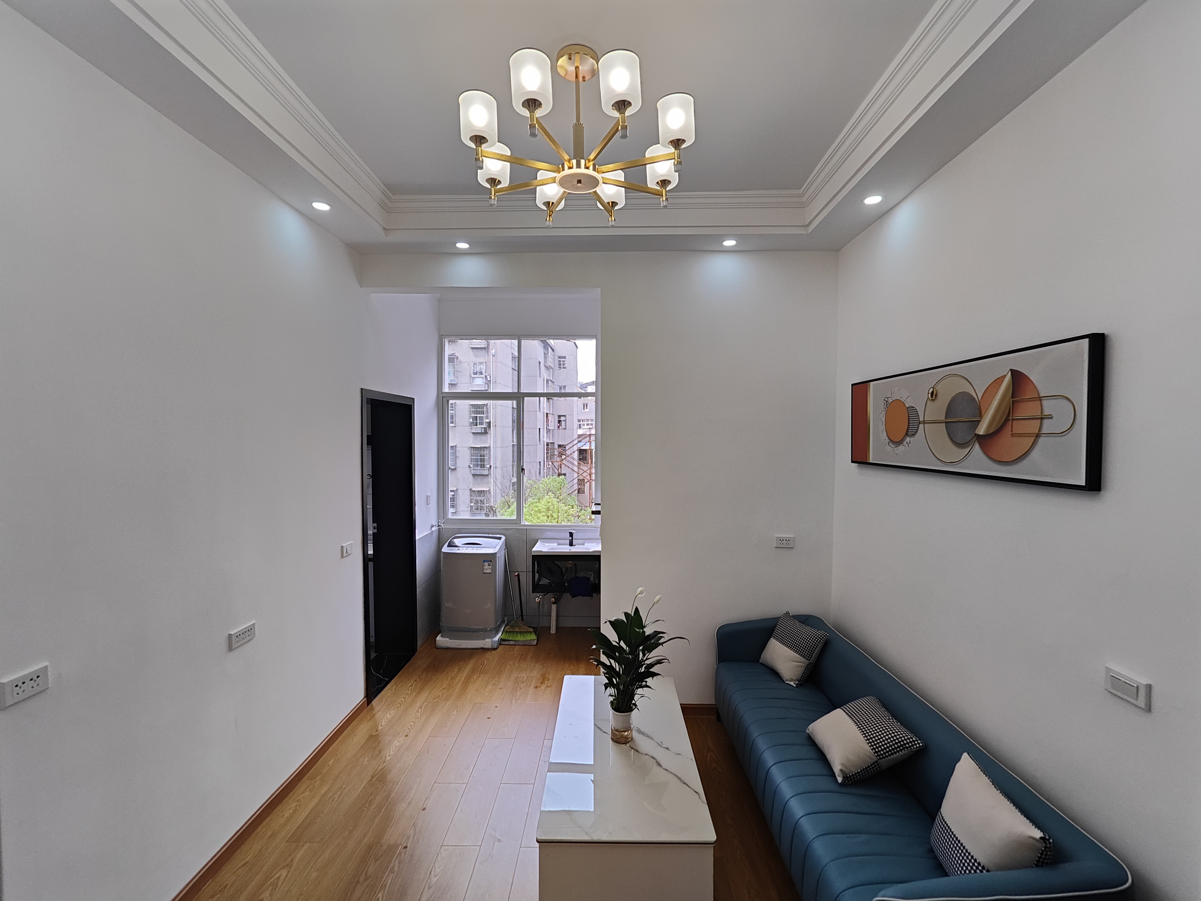 包过护 步行街旁边买①层送①层，全新精装，楼下超大院子可停汽车，交通方便，户型方正南北通透采光好的很