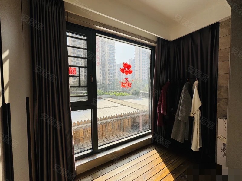 吾悦旁，蓝天新城，送200平大露台❗️送车位​，精装三房两卫，全屋品牌家具家电，成色9.9新，全屋暖气片，证满二