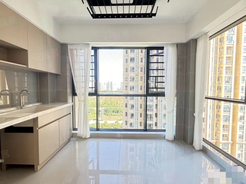 城南，南国明珠，精装三房，证满二，全新装修，中间好楼层，