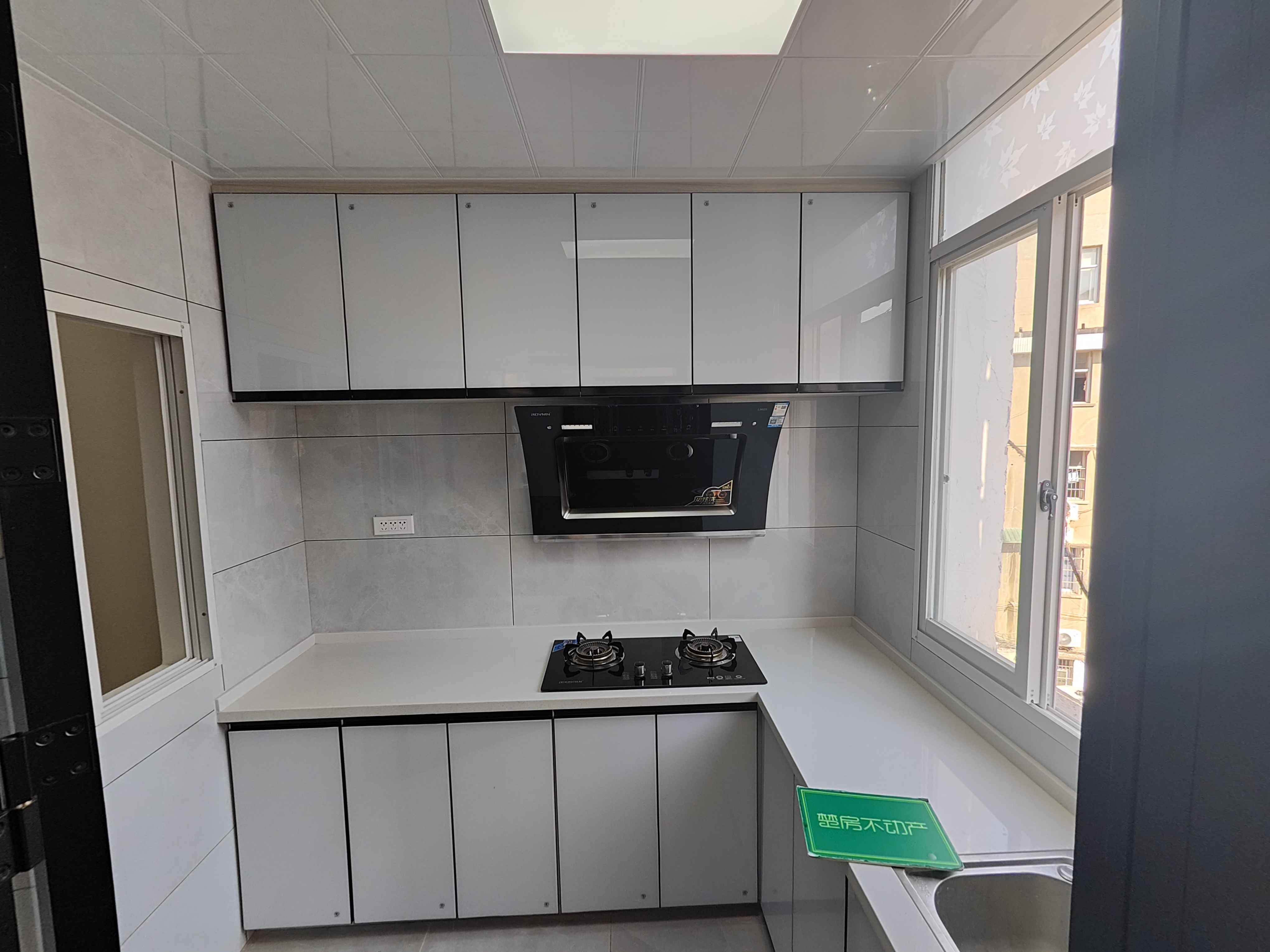 包过护步行街旁边买①层送①层，全新精装，楼下超大院子可停汽车，交通方便，户型方正南北通透采光好的很