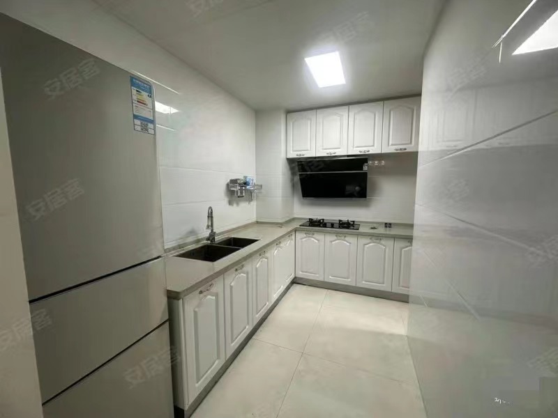 252，仙桃xiao学,中央华府，电梯小高层8楼，好楼层，精装两房，满二，成新色