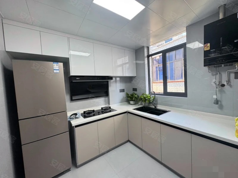 商城附近，步梯三楼，三房朝南，大阳台，精装三房，老证