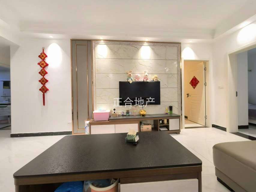 元泰清华园，出门就是新三中，精装三房，老证，保养成色9成新带院子，南北通透