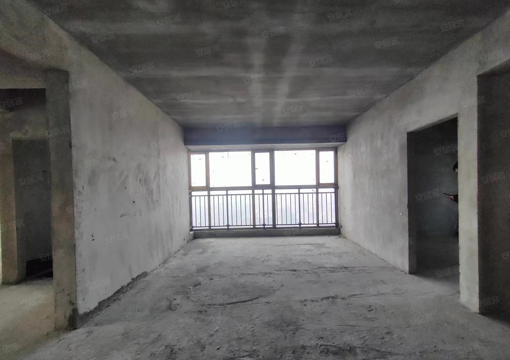 40，元泰亏本出，单价4字开头，边户，电梯好楼层，三个阳台，户型方正，证满二