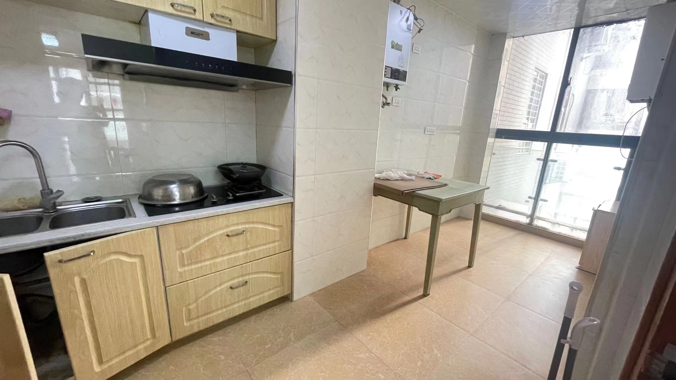 汉江景苑.精装三房.中间楼层.看房方便