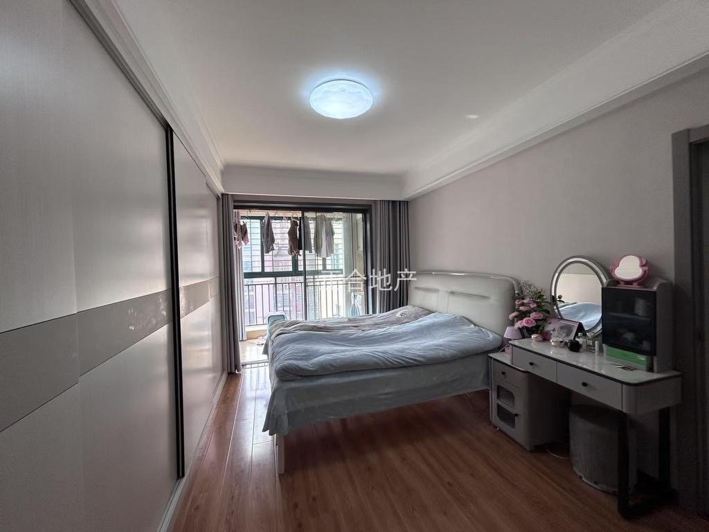 城南，亏本出售，新街，精装三房，成色新，电梯好楼层，证满二