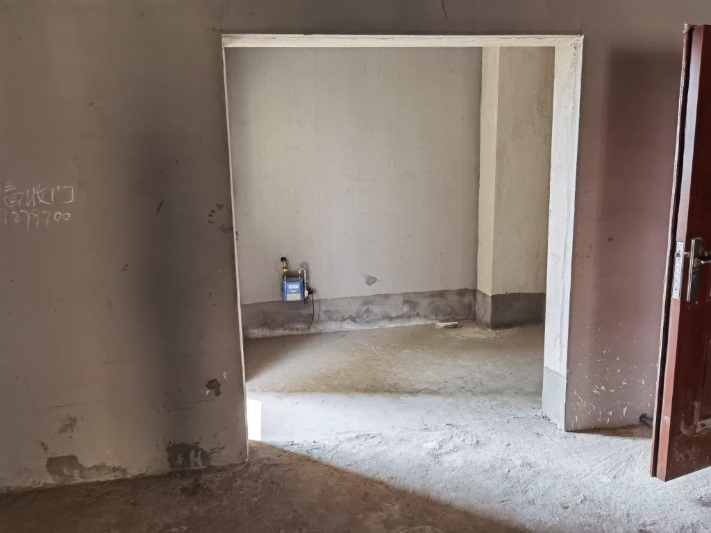 环球 城毛坯三房南北通透支持按揭 看房