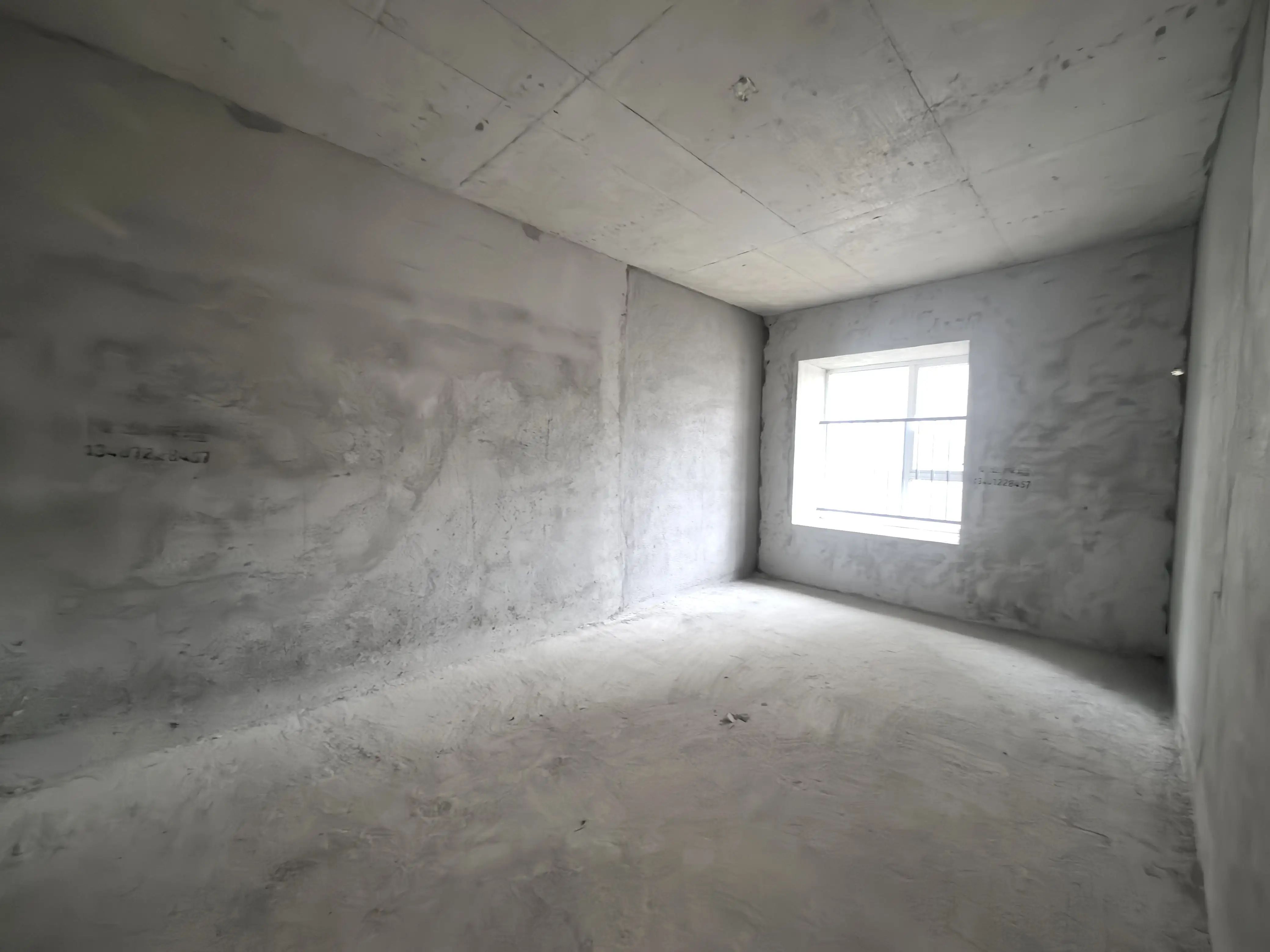 南城新区，沔阳公园旁，蓝天白云毛坯三房，超大阳台，看中价格可谈