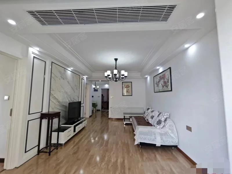 和合国际四期，电梯中层，精装三房，户型方正，成色新