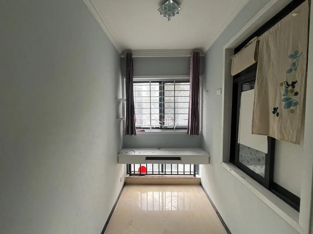 城南，沔阳公园旁，江汉星城，精装卖毛坯价，单价4700，精装三房，小高层，证满二