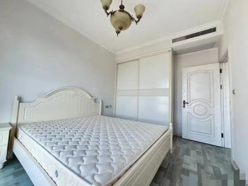 120，傲城，电梯洋房7楼，单价4400，精装四房，屋里收拾的一尘不染，品牌家私家电全送