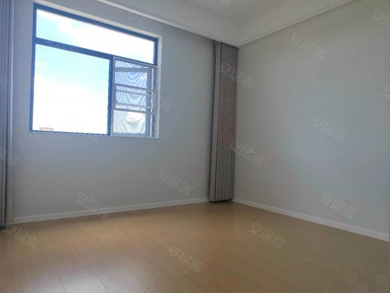 新城壹号五期，全新装修，法式简约风！好楼层，精装3房2卫，双阳台。单价6200一平