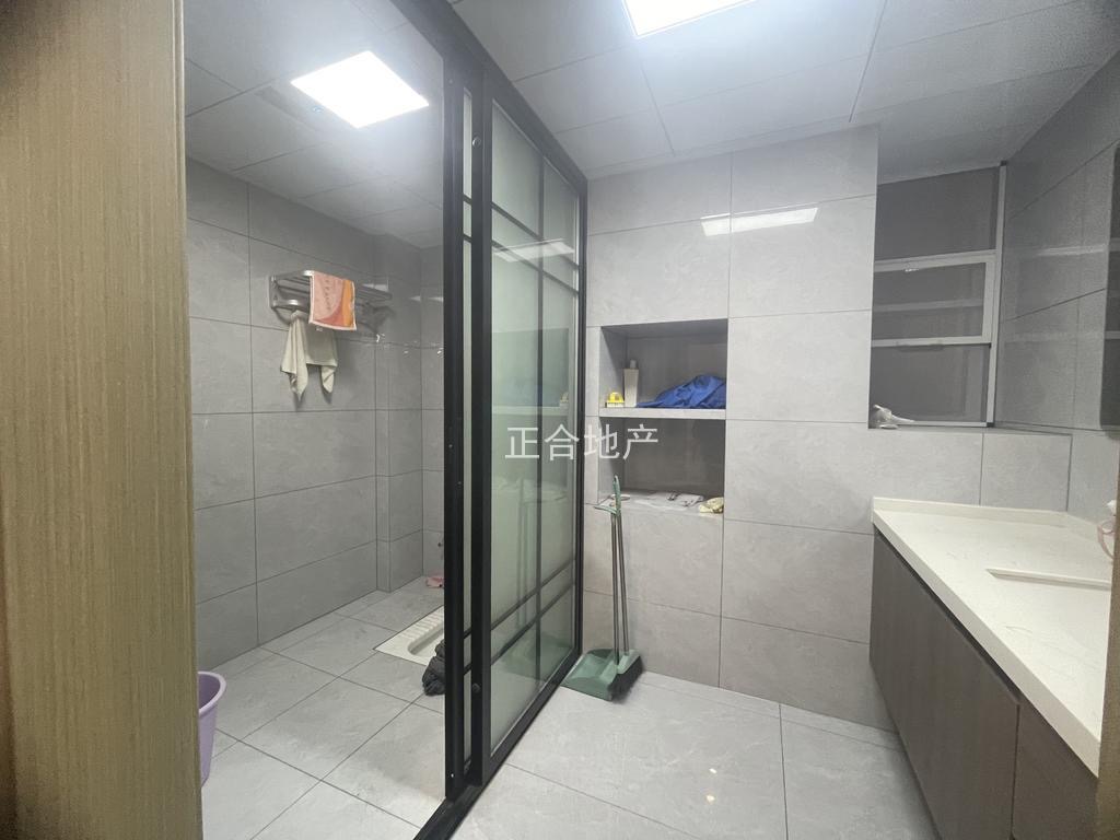 吾悦旁，蓝天新城。人车分流小区，精装三房，9.9成新，基本未住电梯好楼层证满二