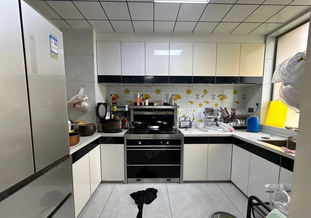 74，降价出售，城南南国明珠精装四房，装修九成新，手付2万单价4900，证满2