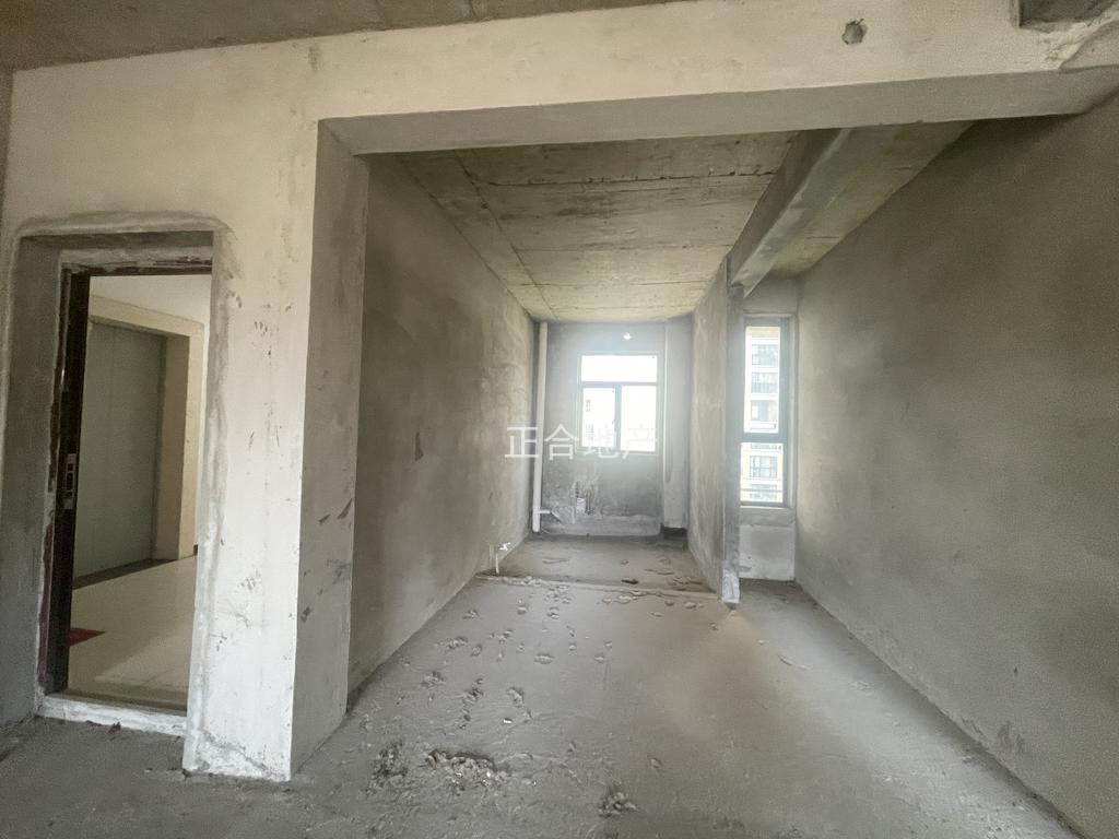 城南，新城壹号五期，电梯洋房，满两年，毛坯3室2厅2卫，南北通透