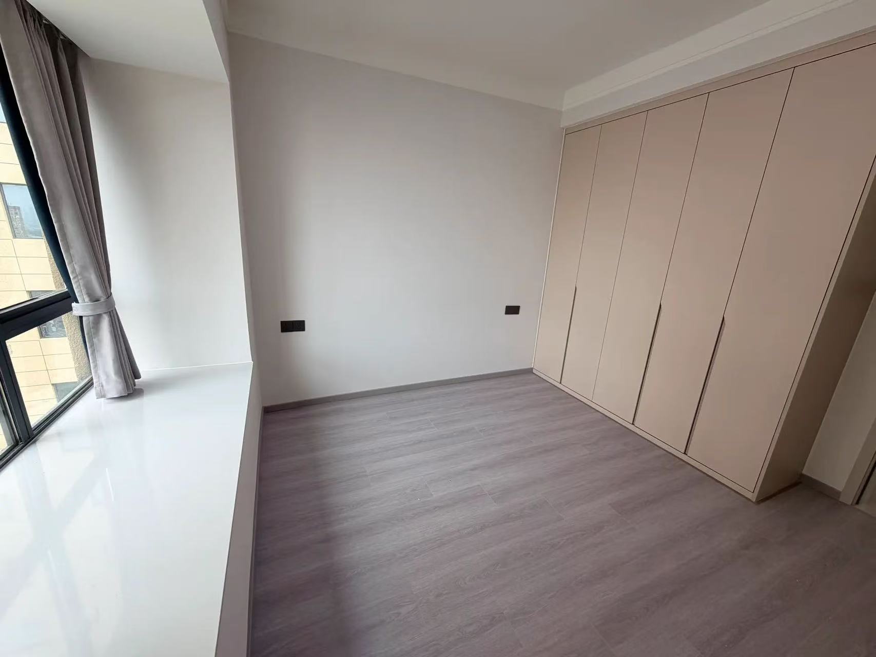 ​城‮吾，南‬悦‮场广‬旁，元泰c区，​精‮四装‬房，单价5300+，业主‮心诚‬出售，证‬满二