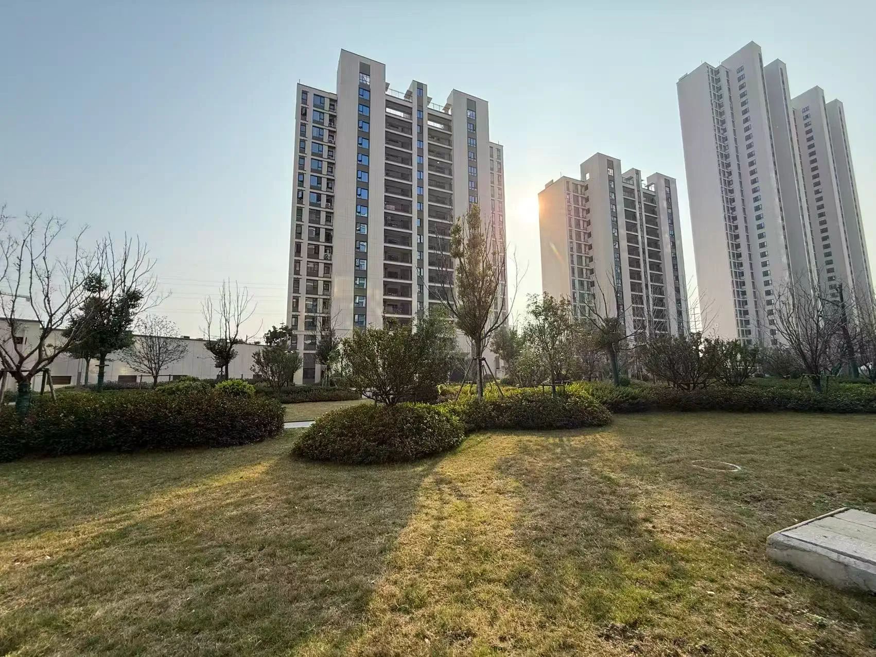 捡漏，降价了，亏本出售，吾悦小高层，2梯2户，一口价82万送两个车位