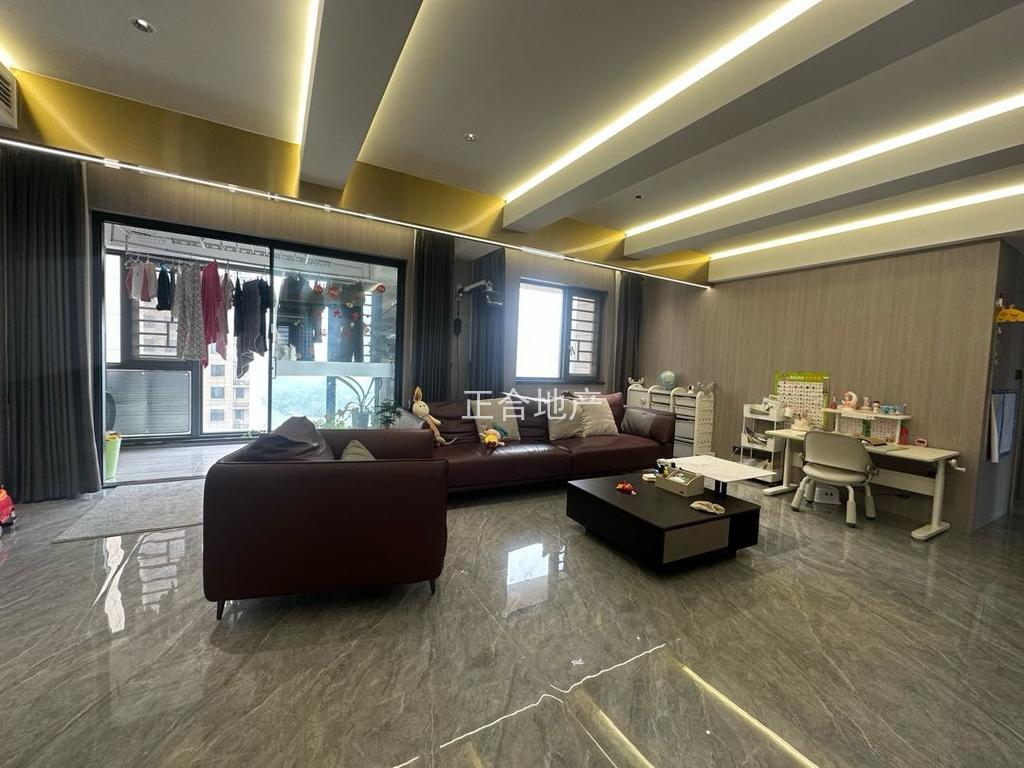 城南新二中旁，  沔阳清华园 ，精装大四房 花70多万豪装 ，大横厅  南边看沔阳公园 ，好楼层