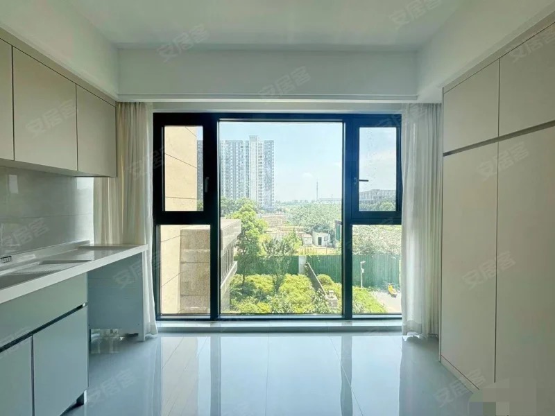 城东，次新小区，全新精装，三房两卫，边户，南北通透