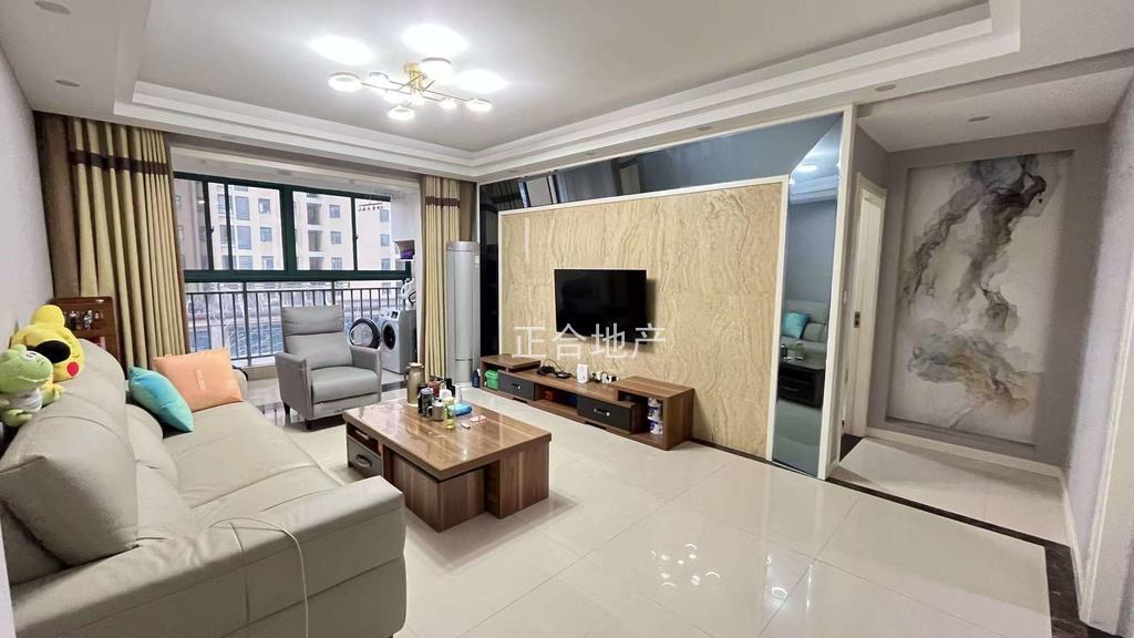 房东亏本出售。新城一号， 精装三房两卫，单价5200，成色新，边户