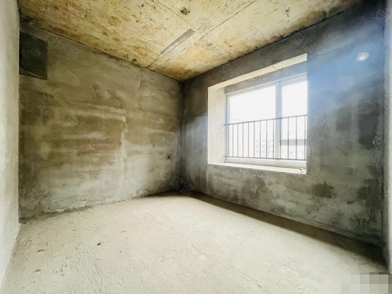 急售，城南，捡漏洋房C位一套，单价4400，好楼层，一梯二户❗送车位，南北通透，双阳台