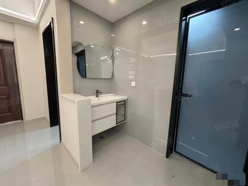 房东诚心出售，元‮未泰‬来城，17楼，​全‮装新‬修，单价6字开头，中间‬楼层，​满二，