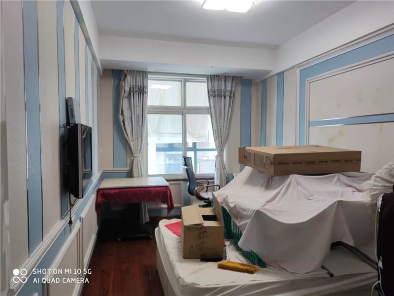 香岸华府精装3房，装修都用的环保材料，采光很好，没有住过