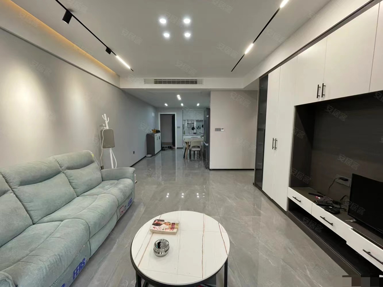 301，仙桃晓学对面，学府名都，精装三房，9.9成新，诚心出售，中间楼层，新三中