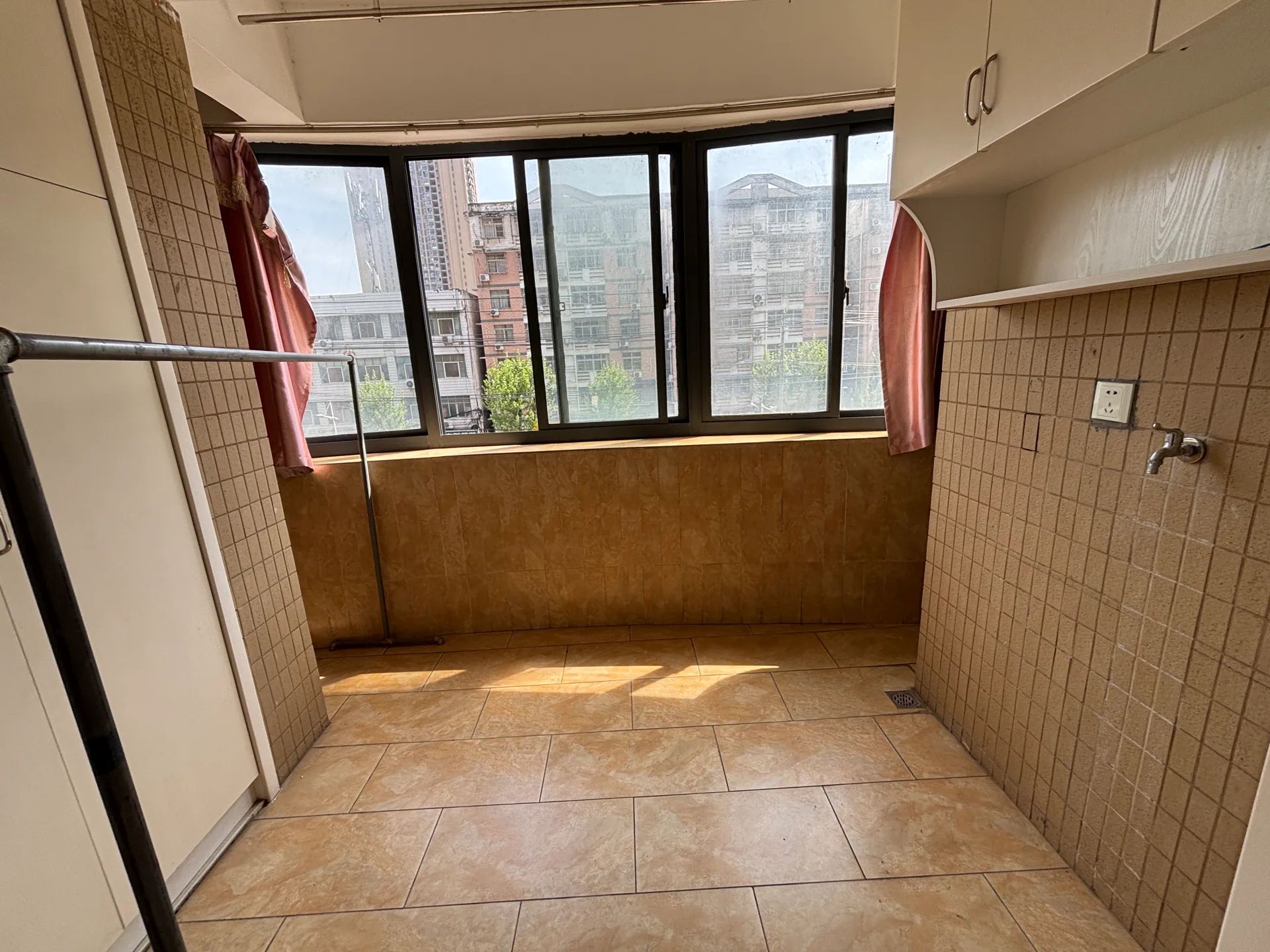 捡漏，诚心出售，公园世家，精装三房，电梯小高层，证满二