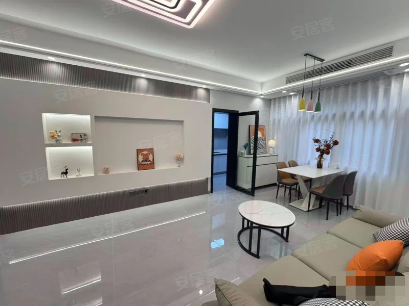 降价了，商城附近，步梯好楼层​，三楼，全新精装三房二卫，出门就是江滩公园，证满二年