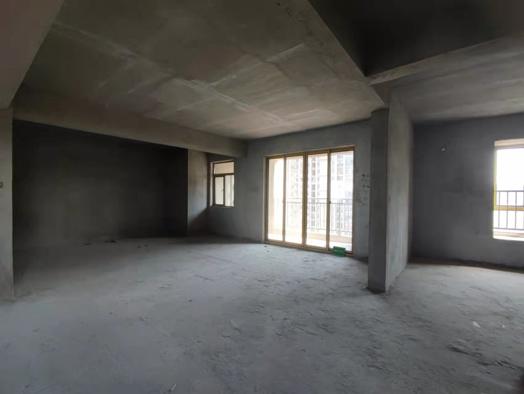 和合国际城超毛坯大四房，户型方正通透，小区的绿化也好，地理位置优越！