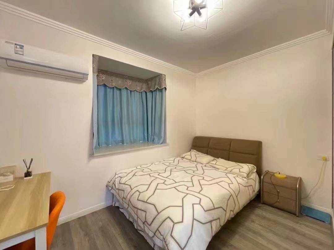 68，仙桃四中旁边，单价3800，步梯好楼层，9成新，精装三房