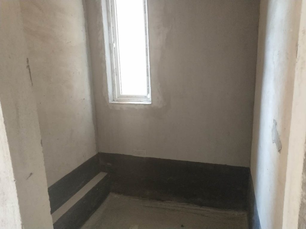 南国明珠.毛坯大三房.小区环境好.中间楼层.看房方便