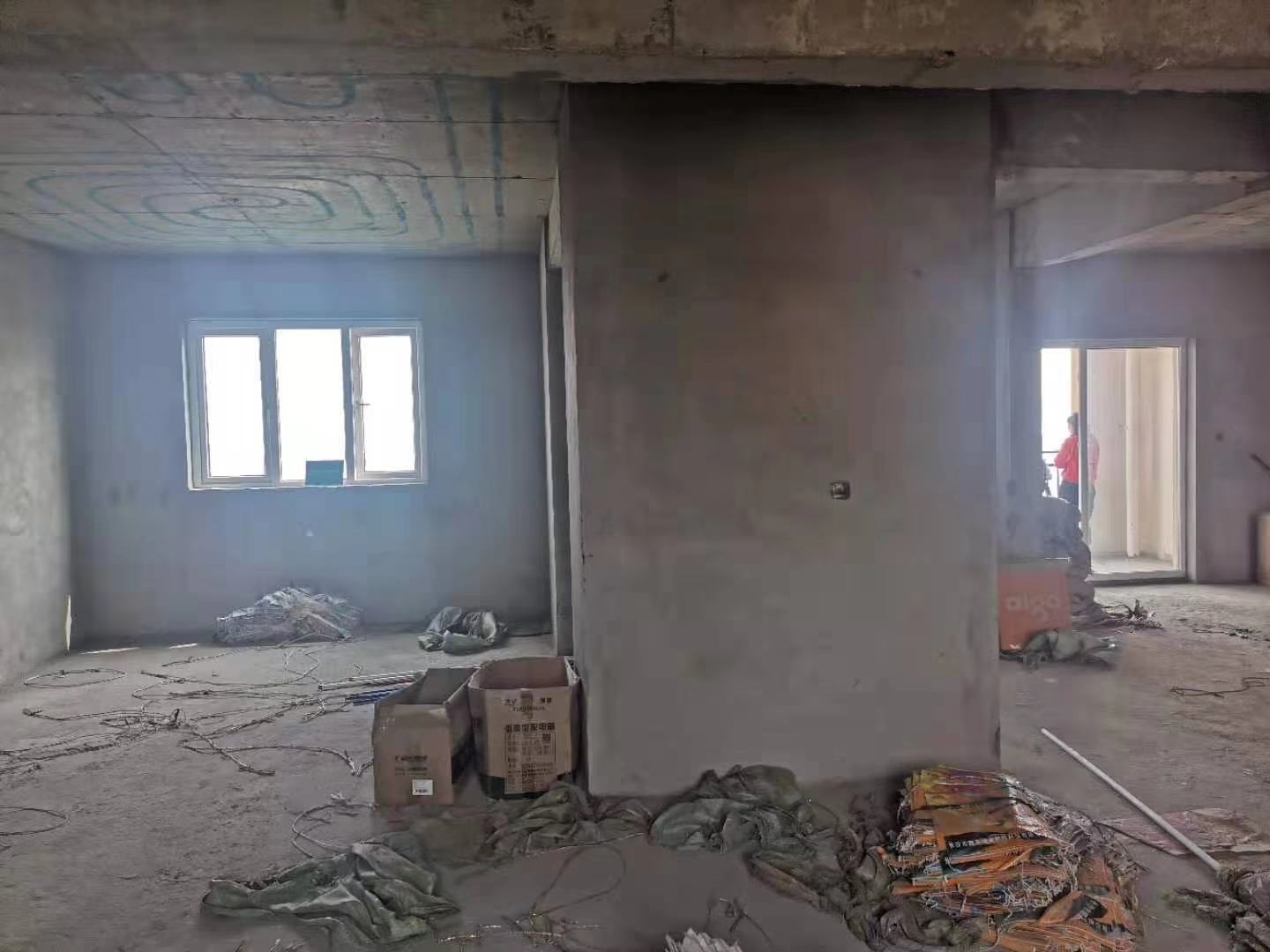 满庭春东边户型毛坯大三房双阳台南北通透采光 视野广阔一览无遗