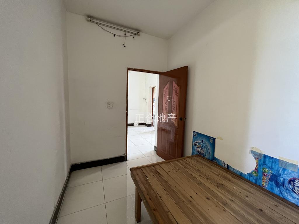 沔中旁边，步梯4楼，两证齐全总价16.8，房龄很新