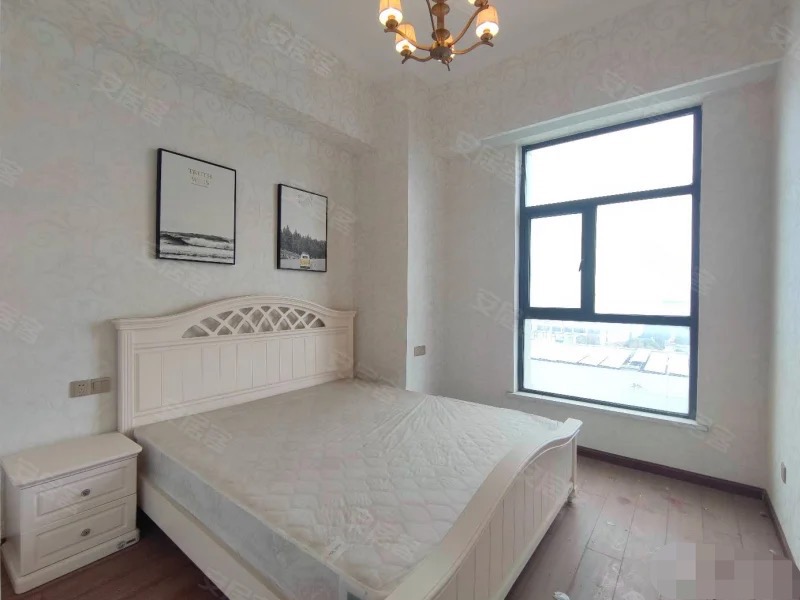 238，房东急售。城南C位，市民之家旁，电梯精装三房，好楼层9楼