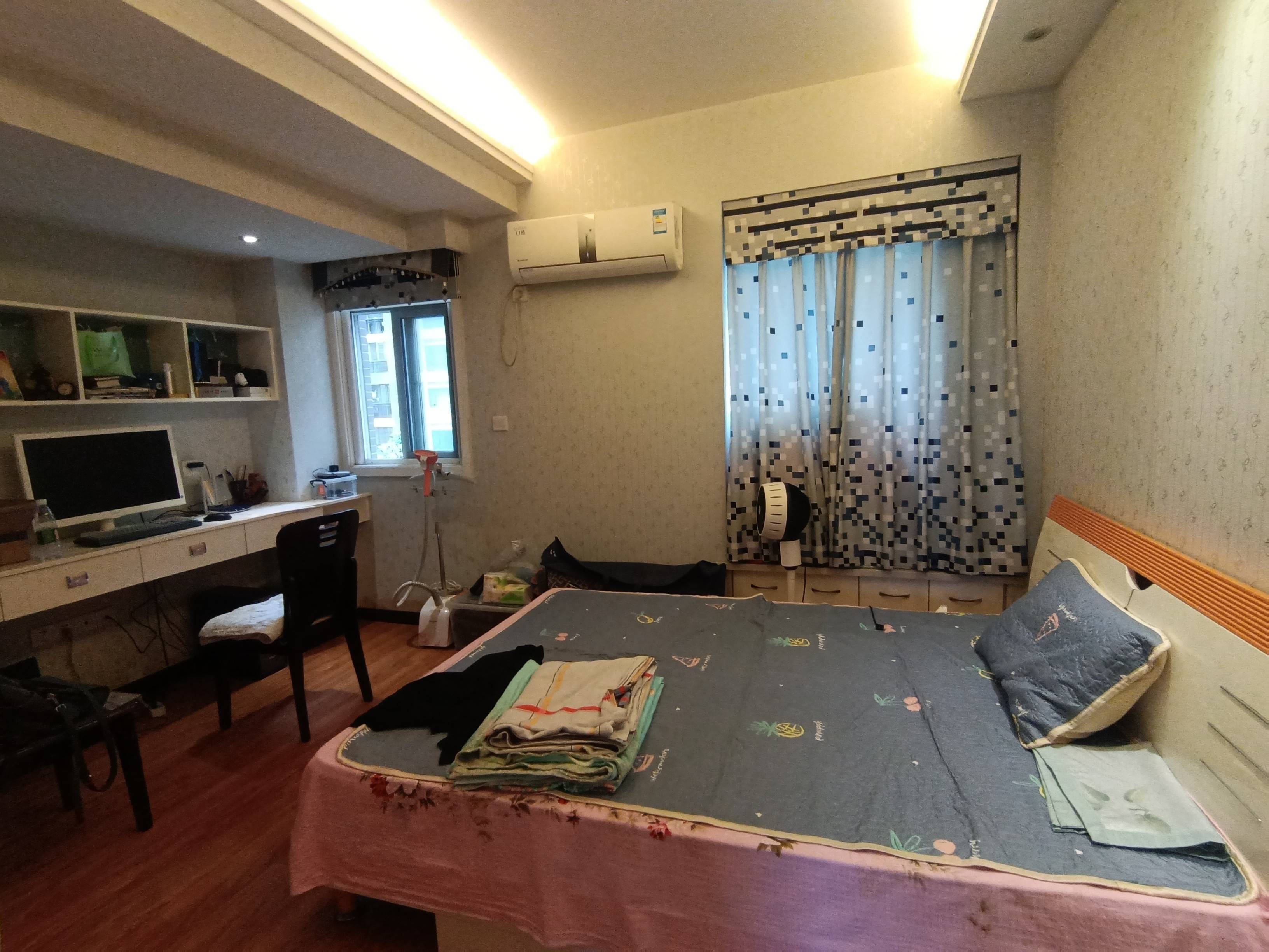 捡漏了，业主急卖，精装2房，大阳台，采光好，商圈成熟