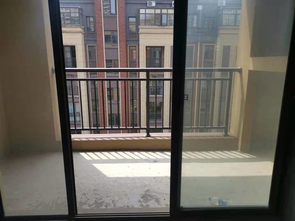 绿地香格里拉毛坯两房满二诚意出售