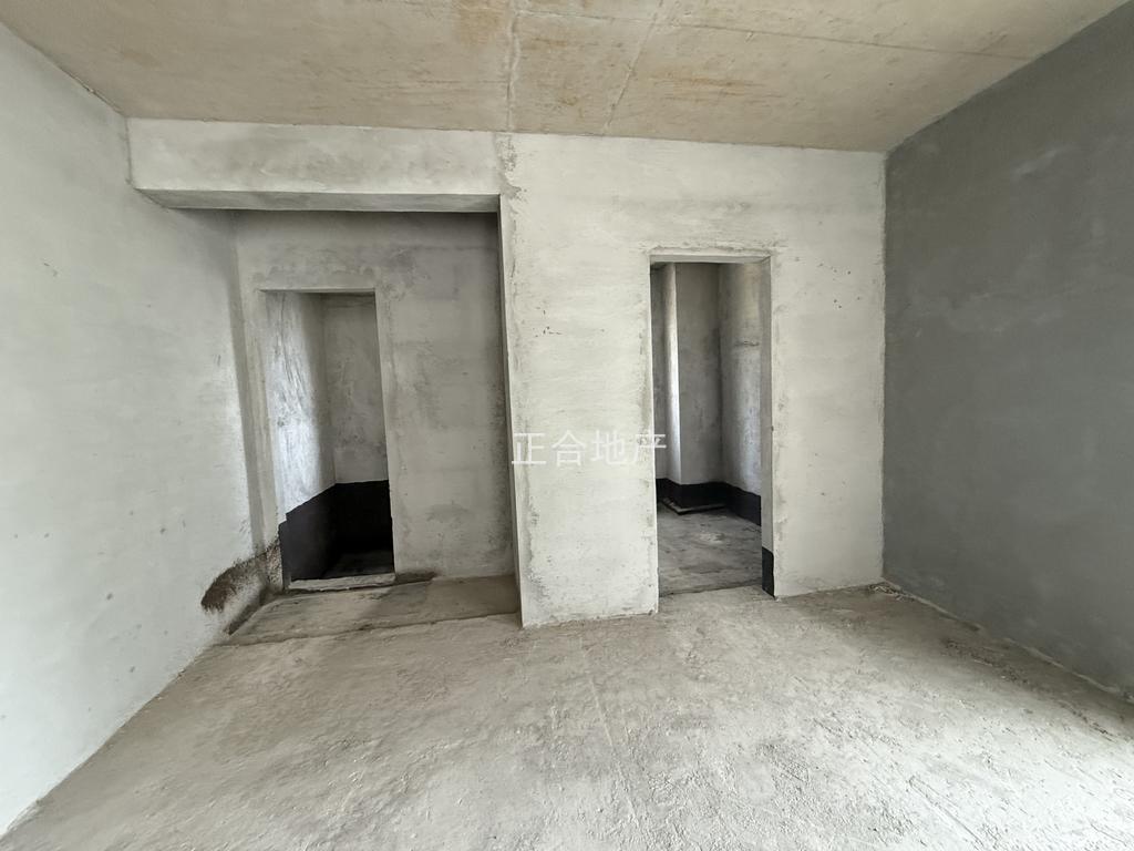 业主急售，蓝天花园，小‮层高‬洋房，好楼层5楼，一梯一户，7字转角‮阳大‬台，边户