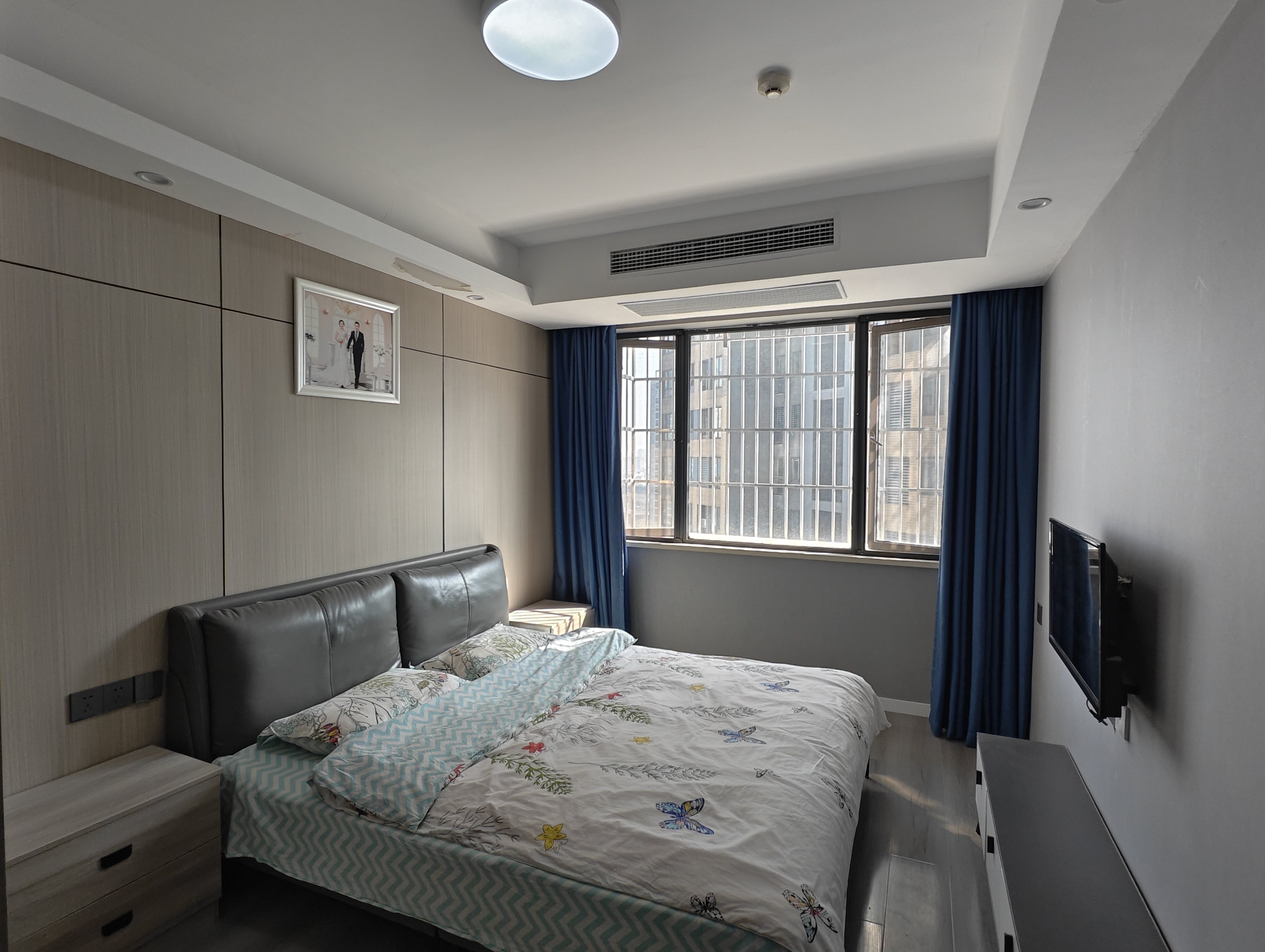 急售，​商城旁，电梯中间楼层！精装，好楼层，业主诚心出售，拎包入住